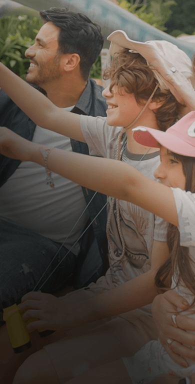 Imagem de fundo mostrando visitantes aproveitando as atrações do Passaporte