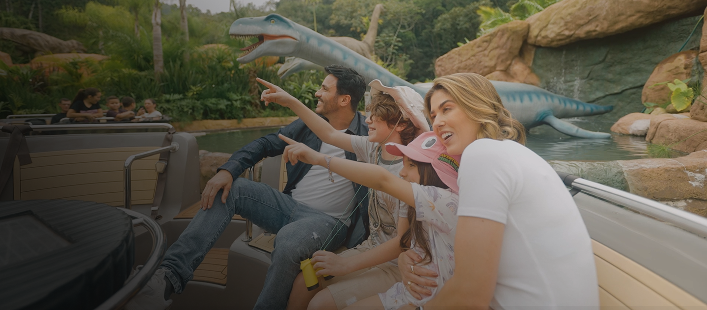 Imagem de fundo mostrando visitantes aproveitando as atrações do Passaporte